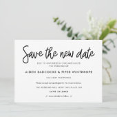 Moderne kalligrafie Sla de nieuwe datum op aankond Kaart (Staand voorkant)