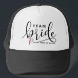 moderne kalligrafie team bruid op maat trucker pet<br><div class="desc">Team bruid trucker hoed met zwarte moderne kalligrafie en rood hart. Dit is ideaal voor vrijgezellenfeesten,  vrijgezellenfeesten en andere huwelijksfeesten. Personaliseer deze petten voor elke gast. Dit ontwerp is beschikbaar in andere producten.</div>