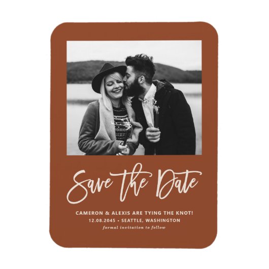 Moderne Kalligrafie Terracotta Foto Save the Date Magneet (Verticaal)