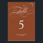 Moderne kalligrafie tijdloze Terracotta bruiloft Kaart<br><div class="desc">Een tijdloos terracotta dessertthema en een elegant trouwtafelnummer met verfijnd kalligrafiescript op een klassieke achtergrond,  perfect voor een formele en verfijnde huwelijksviering. Voor maatwerk of extra producten met dit ontwerp,  neem dan gerust contact met mij op.</div>