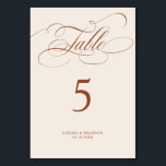 Moderne kalligrafie tijdloze Terracotta bruiloft Kaart<br><div class="desc">Een tijdloos terracotta dessertthema en een elegant trouwtafelnummer met verfijnd kalligrafiescript op een klassieke achtergrond,  perfect voor een formele en verfijnde huwelijksviering. Voor maatwerk of extra producten met dit ontwerp,  neem dan gerust contact met mij op.</div>
