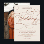 Moderne kalligrafie Tijdloze Terracotta bruiloft Kaart<br><div class="desc">Een tijdloze en elegante terracotta herfst thema huwelijksuitnodiging met verfijnde kalligrafie script op een elegante achtergrond,  ideaal voor een formele en verfijnde bruiloft. Voor maatwerk of extra producten met dit ontwerp,  neem dan gerust contact met mij op.</div>