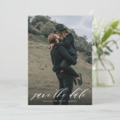 Moderne kalligrafie — Witte overlay foto Save The Date (Staand voorkant)