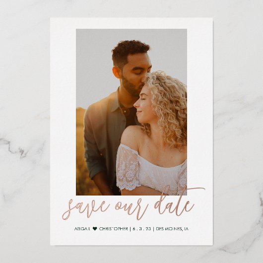 Moderne kalligrafieffoto Sla de data op Folie Uitnodiging (Voorkant)