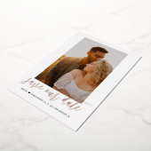 Moderne kalligrafieffoto Sla de data op Folie Uitnodiging (Gedraaid)