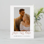 Moderne kalligrafieffoto Sla de data op Folie Uitnodiging (Staand Voorkant)