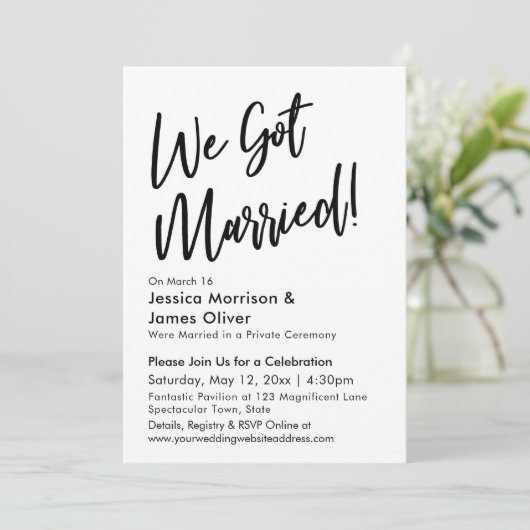 Moderne kalligrafieminimalist we zijn getrouwd! kaart (Staand voorkant)