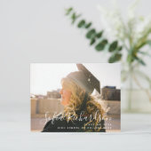 Moderne kalligrafieminimalistische foto-Afstuderen Uitnodiging Briefkaart (Staand voorkant)