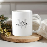 Moderne kalligrafiemonogram koffiemok<br><div class="desc">Aangepast ontworpen koffiemok met een modern monogram voor zwarte en witte kalligrafie.</div>