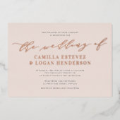 Moderne kalligrafiescript Weddenschap Blush Roos G Folie Uitnodiging (Voorkant)