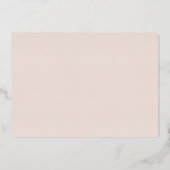 Moderne kalligrafiescript Weddenschap Blush Roos G Folie Uitnodiging (Achterkant)