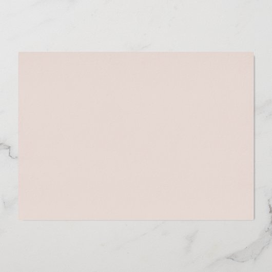 Moderne kalligrafiescript Weddenschap Blush Roos G Folie Uitnodiging (Achterkant)