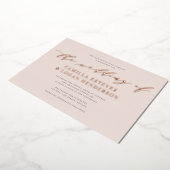 Moderne kalligrafiescript Weddenschap Blush Roos G Folie Uitnodiging (Gedraaid)