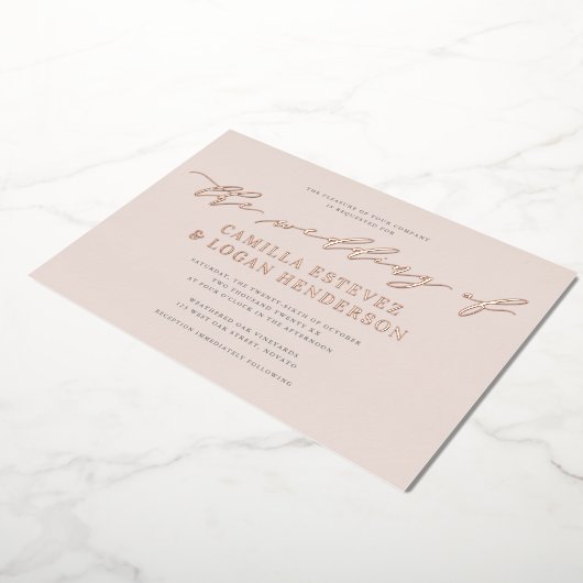 Moderne kalligrafiescript Weddenschap Blush Roos G Folie Uitnodiging (Gedraaid)