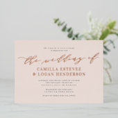 Moderne kalligrafiescript Weddenschap Blush Roos G Folie Uitnodiging (Staand Voorkant)