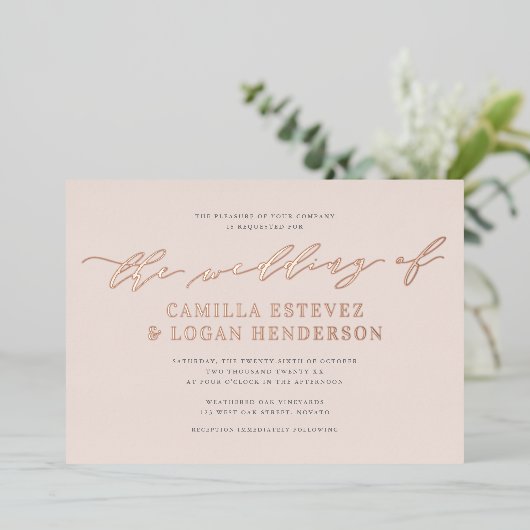 Moderne kalligrafiescript Weddenschap Blush Roos G Folie Uitnodiging (Staand Voorkant)