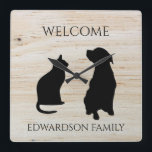 Moderne kattehond silhouettes verwelkomen familien vierkante klok<br><div class="desc">Moderne katten- en hondensilhouettes,  welkomstnaam,  houten klok.
U kunt uw eigen tekst en naam toevoegen om te personaliseren.</div>