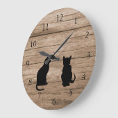 Moderne katten silhouetten op rustige donkere hout grote klok (Hoek)
