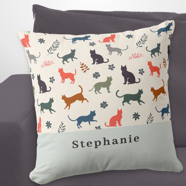 Moderne Kattenpatroon Elegante Crème Gepersonalise Kussen (A stylish, modern pillow with pattern of cat silhouettes in various colors, personalized with a name)