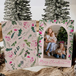 Moderne Kerst Blush Roze Groene Boog 1 Foto Feestdagenkaart<br><div class="desc">Dit collectie is voorzien van waterverf felroze bloemblaadjes,  bessen & wintergroen met een moderne en elegante typografie,  met een winterbotanische patroonrug.</div>