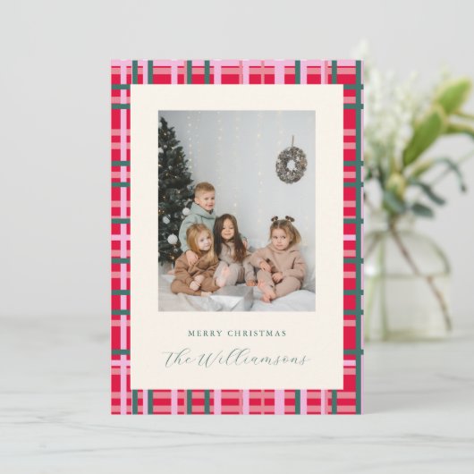 Moderne Kerst Geplaagd Rood Groen Familie Foto Feestdagenkaart (Staand voorkant)