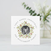 Moderne Kerst Greenery Krans bessen Foto Feestdagenkaart (Staand voorkant)