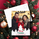 Moderne kerstbomen Familiefoto rood groen Feestdagenkaart<br><div class="desc">Dit chique,  moderne familiefoto-briefkaart toont uw verticale vakantiefoto omlijst door een onderste rand van witte kerstbomen silhouet. Personaliseer met rood en groen script voor een mooie minimalistische foto Christmas briefkaart.</div>
