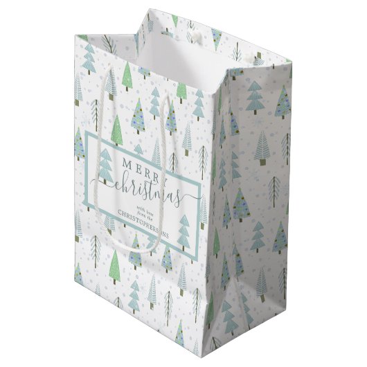 Moderne kerstbomen MERRY CHRISTMAS Script Blue Medium Cadeauzakje (Voorkant Gekanteld)