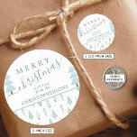 Moderne kerstbomen MERRY CHRISTMAS Script Blue Ronde Sticker<br><div class="desc">Moderne abstracte kerstbomen en bosbomen en wintersneeuwpatronen in de kleuren blauw en groen met de begroeting MERRY CHRISTMAS en gepersonaliseerd met jouw naam of aangepaste tekst. ASSISTENTIE: Voor hulp bij ontwerpwijziging of personalisatie, het overbrengen van het ontwerp naar een ander product of als u items wilt coördineren, neemt u contact...</div>