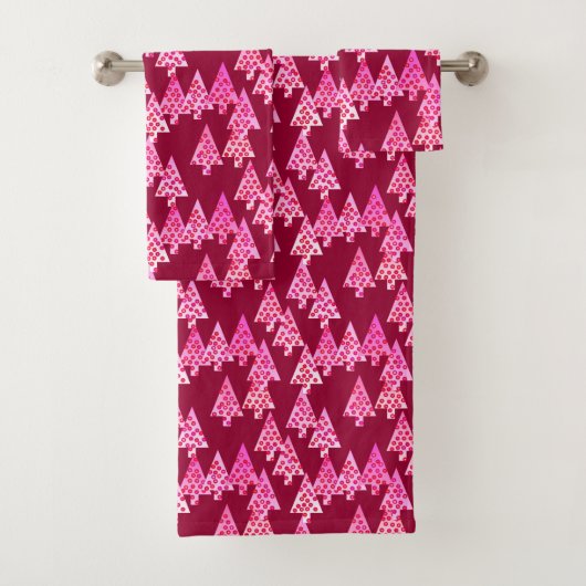 Moderne kerstbomen, wijn en roze bad handdoek (Insitu)