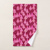 Moderne kerstbomen, wijn en roze bad handdoek (Handdoek)