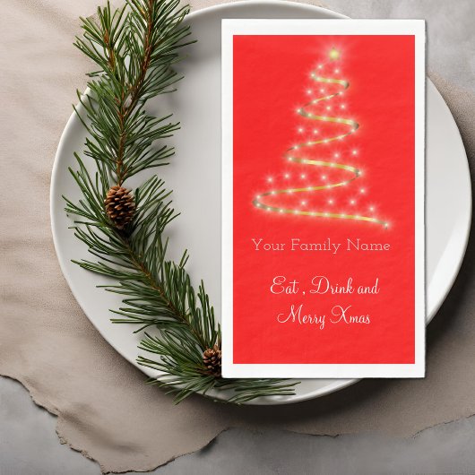 Moderne kerstboom in helder rood servet