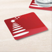 Moderne kerstboom met kunst in rood kartonnen onderzetters (Schuin)