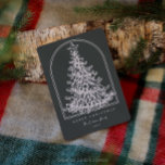 Moderne kerstboom schets boog niet foto feestdagenkaart<br><div class="desc">Verspreid feestvreugde met deze moderne kerstboom getrokken, niet-foto kerstkaart. Deze elegante eenvoudige vakantiepas is de perfecte manier om de groeten van uw seizoen te verzenden. Eenvoudig om de begroeting te personaliseren en de lettertypen naar wens te bewerken. Deze minimalistische kerstkaart op maat is een charmante manier om je vrienden en...</div>