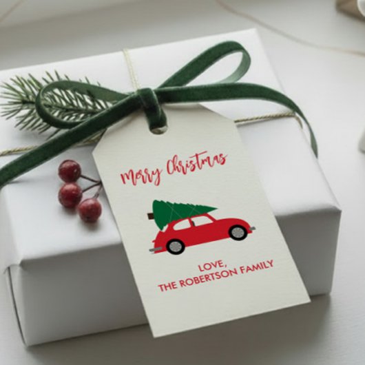 Moderne kerstboom uit de middeleeuwen en rode auto cadeaulabel