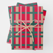 Moderne kerstcadeautjes met heldere rode groene li inpakpapier vel (In situ)