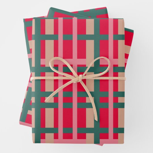 Moderne kerstcadeautjes met heldere rode groene li inpakpapier vel (In situ)