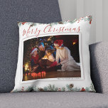 Moderne kerstfamilie foto Rustic Kussen<br><div class="desc">Transformeer uw vakantiedecor in een hartverwarmend feest van familieherinneringen met ons aangepaste familiefoto gepersonaliseerd Sierkussen voor Kerstmis. Stel je een feestelijk accent voor dat perfect de liefde en vreugde van je meest gekoesterde momenten vastlegt, waardoor je woonkamer meteen warm, uitnodigend en uniek van jou aanvoelt. Door uw favoriete familiefoto toe...</div>