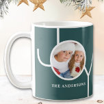 Moderne kerstfoto groen koffiemok<br><div class="desc">Deze moderne mok is versierd met het woord JOY op een groene achtergrond. Gemakkelijk aan te passen met uw foto en naam.</div>