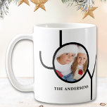 Moderne kerstfoto koffiemok<br><div class="desc">Deze moderne mok is versierd met het woord JOY op een zwart-witte achtergrond. Gemakkelijk aan te passen met uw foto en naam.</div>