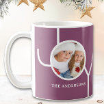 Moderne kerstfoto Paarse Koffiemok<br><div class="desc">Deze moderne mok is versierd met het woord JOY op een paarse achtergrond. Gemakkelijk aan te passen met uw foto en naam.</div>