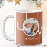 Moderne kerstfoto roest koffiemok<br><div class="desc">Deze moderne mok is versierd met het woord JOY op een roest achtergrond. Gemakkelijk aan te passen met uw foto en naam.</div>