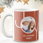 Moderne kerstfoto roest koffiemok<br><div class="desc">Deze moderne mok voor kerstvakantie is versierd met het woord JOY op een roestachtergrond. Gemakkelijk aan te passen met uw foto en naam.</div>