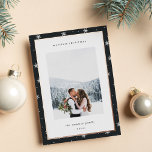Moderne kerstfoto van Snowflake Folie Feestdagenkaart<br><div class="desc">Deel vakantievergrotingen met deze kerstkaarten met uw favoriete foto op een moderne en minimale achtergrond van witte sneeuwvlokken op rijke,  zachte zwarte trimd met bladgoud van het roos. Een editable berichtgebied laat u uw vakantiegroet in modern schrijven aanpassen. Voeg hieronder uw familienaam of namen toe.</div>
