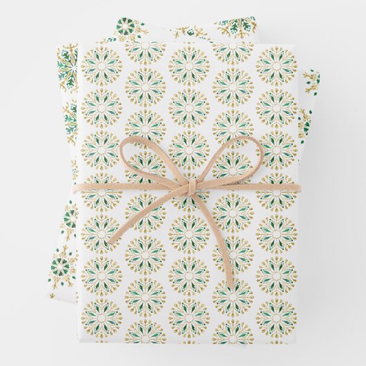 Moderne kerstgouden groene sneeuwflake wrapping inpakpapier vel (In situ)