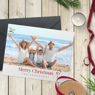 Moderne kerstkaart met familiefoto in rood design feestdagen kaart