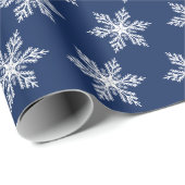 Moderne kerstmarineblauw en witte sneeuwvlokken cadeaupapier (Rol Hoek)