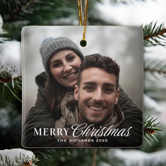 Moderne Kerstmis Koppel Foto met Script Keramisch Ornament