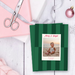 Moderne Kerstmis met vrolijke en heldere groene st Feestdagenkaart