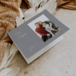 Moderne Kerstmis | Silver Folded Single Photo Feestdagen Kaart<br><div class="desc">Deze moderne kerst | Silver gevouwen enkele fotovakantiekaart is ideaal voor uw minimalistische shabby chic boho Silver en White vakantiegroet. De minimale witte handgeschreven kalligrafie is delicaat en robuust, terwijl het klasje en elegant blijft. U zult vinden dat alles over dit product editable is, zodat voel vrij om afbeeldingen of...</div>